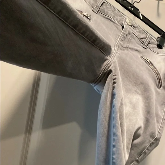 CAbi Gray Distressed Skinny Jeans Zipper Detail Size 4 - Picture 5 of 7